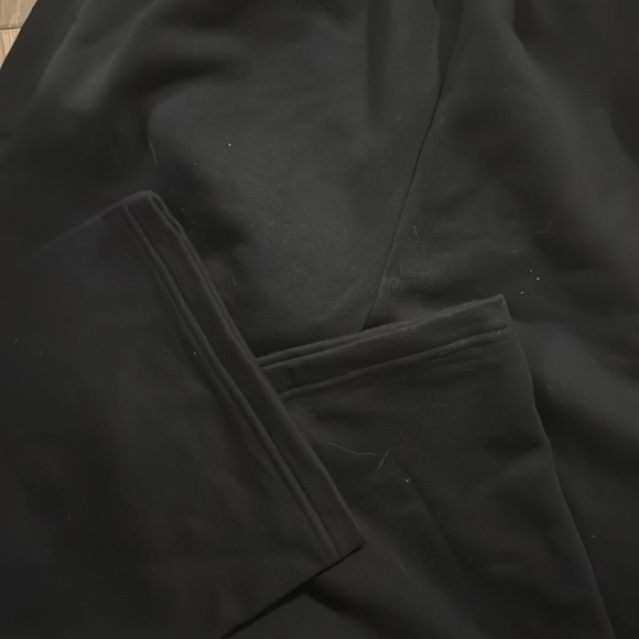 Alo Yoga Accolade Sweatpants Straight Leg in black - Picture 11 of 11